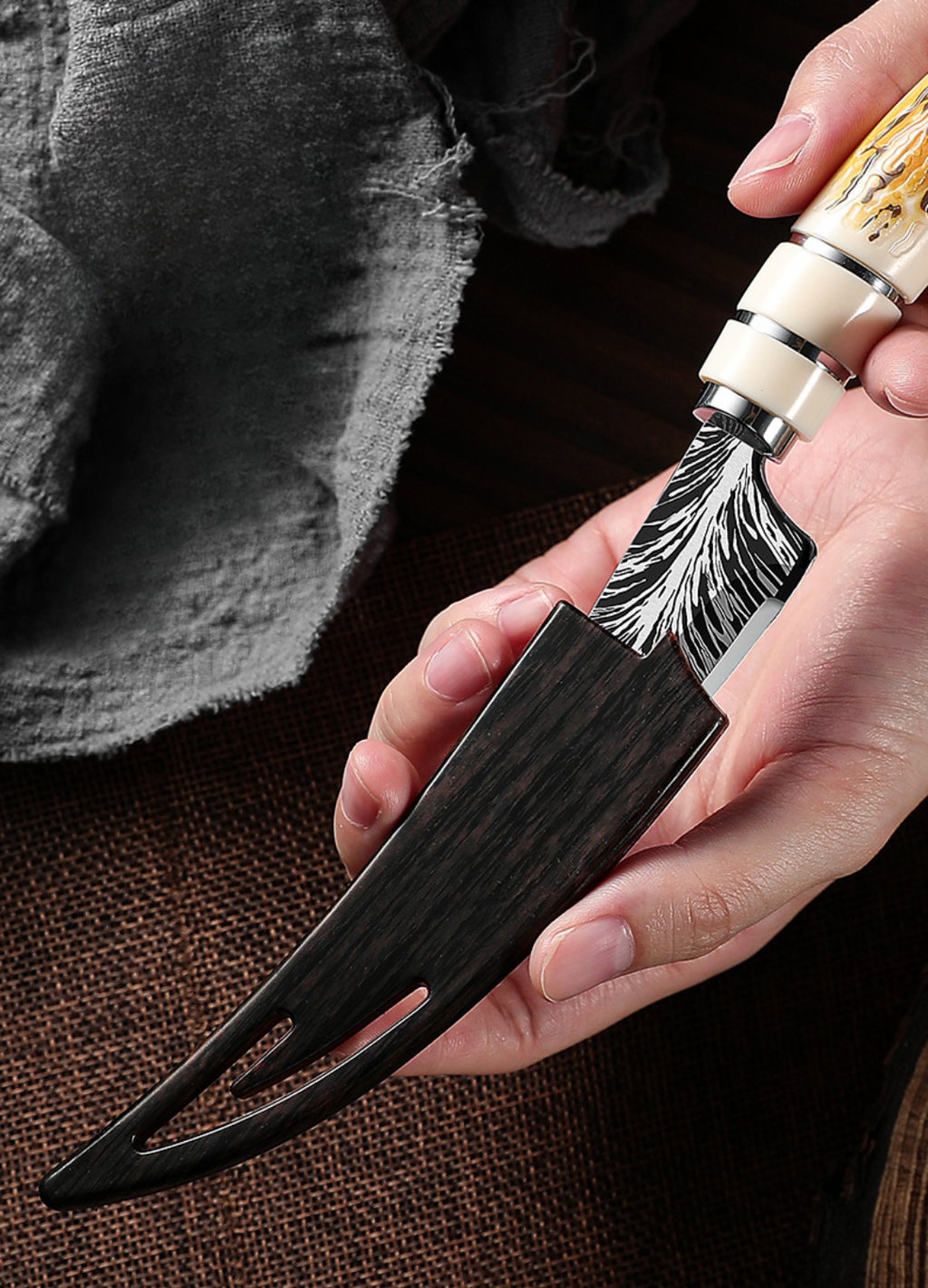 Zahnutý vykosťovací nôž